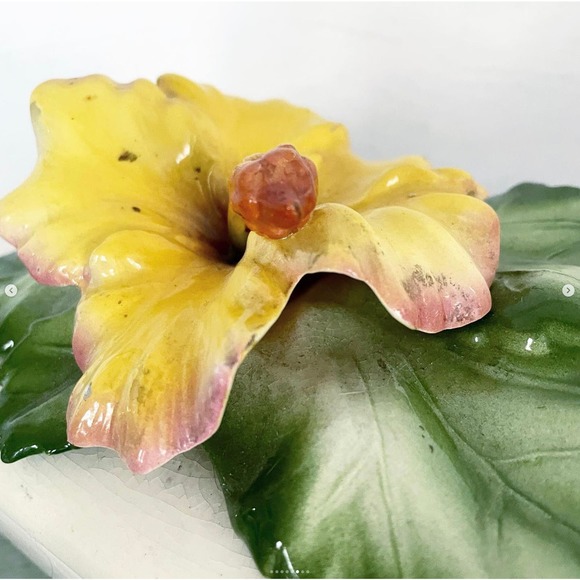 Vintage Dresser Box Trinket Jewelry Vanity Sculpted Yellow Gold Flower Lid - Picture 6 of 8